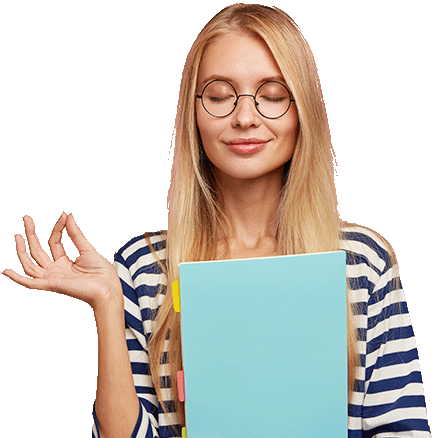 Kobieta w okularach trzymająca zeszyt i zachowująca spokój – grafika z hasłem „Utrzymasz porządek w swoim kalendarzu”. Program Reservis dla korepetytorów pomaga uporządkować grafik zajęć i zarządzać rezerwacjami lekcji online. 